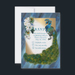 Goud, Peacock Feathers op Emerald Green Silk RSVP Kaartje<br><div class="desc">Twee imperiale pacocks met hun velvety majestueuze blauwe groene metalen nekjes die eindigen in lange,  extravagante decoratieve staart van indrukwekkende veren rond een briljant crèmepapier met fraaie witte Frangipani-bloemen op een getextureerde groene zijde van groene zijde,  met een structuur van een pauw.</div>