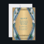 Goud, Peacock Feathers op Emerald Green Silk RSVP Kaartje<br><div class="desc">Twee imperiale pacocks met hun velvety majestueuze blauwe groene metalen nekjes die eindigen in lange,  extravagante decoratieve staart van indrukwekkende veren rond een briljant crèmepapier met fraaie witte Frangipani-bloemen op een getextureerde groene zijde van groene zijde,  met een structuur van een pauw.</div>