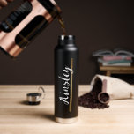 Goud penseelstreken Handlettering Name Script Waterfles<br><div class="desc">Voeg een vleugje elegantie en personalisatie toe aan uw hydratatieroutine met deze Gold Brush Stroke Handlettering Naam Script Custom Water Bottle. Ontworpen om te worden aangepast, deze waterfles heeft een afgedrukte gouden penseelstreek die prachtig de naam van uw keuze onderstreept. Maak een statement met deze strakke zwarte waterfles versierd met...</div>