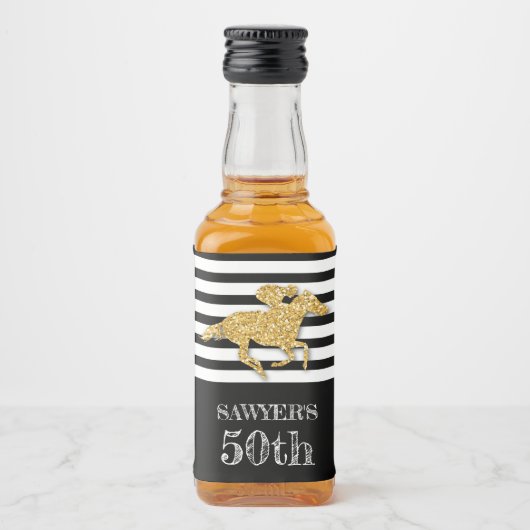 Goud Racehorse op Black Stripes Verjaardag Likeurfles Etiket (Voorkant)