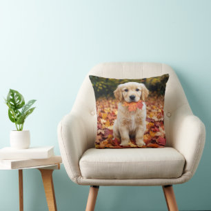 Goud Retriever Puppy in Herfstbladeren Kussen