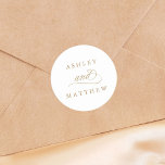 Goud Romantische Swirly Kalligrafie Bruiloft Ronde Sticker<br><div class="desc">Deze gouden en witte bruiloft sticker met elegante en romantische swirly kalligrafie belettering met uw namen. Voor meer geavanceerde aanpassing van dit ontwerp,  klikt u op de BLUE DESIGN TOOL BUTTON hierboven!</div>