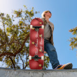 Goud Rood Ruitend Leder Persoonlijk Skateboard<br><div class="desc">Golden Diamond Tufted Leather Custom Text Name Red Gold Persoonlijke Gift - Kies / voeg je favoriete tekst toe - Naam OF verwijder tekst - Maak je speciale cadeautje - Resize en beweeg of verwijder tekst / elementen met het gereedschap Aanpassing. Kies uw favoriete lettertype / grootte / kleur! Ontwerp...</div>
