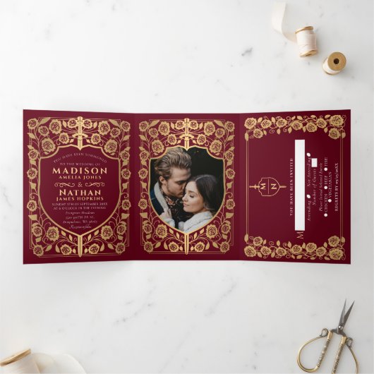 Goud Rood Zwaard Schild Middeleeuwse Fantasy Weddi Drieluik Uitnodiging (Binnen)