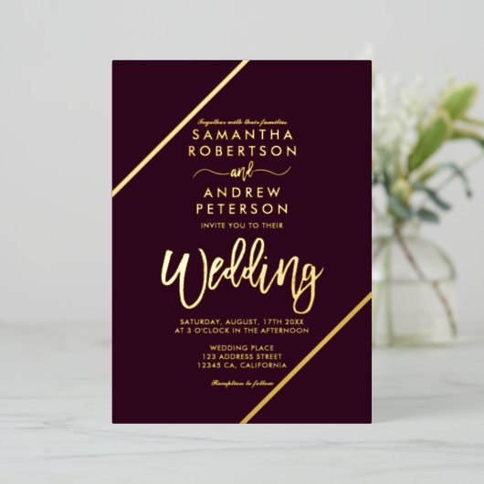 Goud script strepen pruimen rode bruiloft folie uitnodiging (Staand Voorkant)