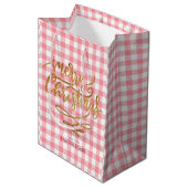 Goud Vrolijk Kerstfeest op Pink Gingham Plaid Medium Cadeauzakje (Voorkant Gekanteld)