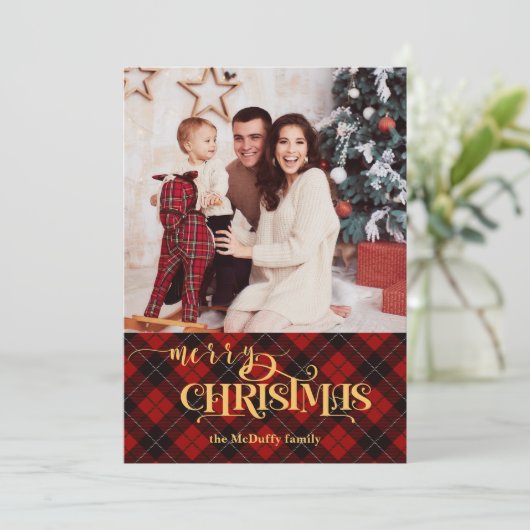 Goud Vrolijk Kerstfeest op Rode Tartan Foto Feestdagenkaart (Staand voorkant)