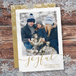 Goud Vrolijke Vrolijke Kerstmisfoto Feestdagenkaart<br><div class="desc">Een elegante fotovakantiekaart met uw speciale favoriete foto en uw familienaam en datum in klassieke moderne typografie boven een chique scriptboodschap van vreugde. Ontworpen door Thisnotme©</div>