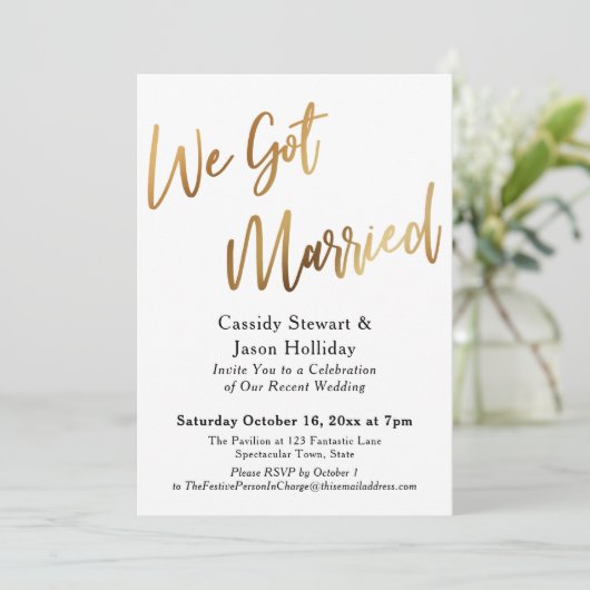 Goud We Zijn Getrouwd Bokeh Zwarte Achter Ontvangs Kaart (Staand voorkant)