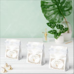 Goud Wit Art Deco Sweet 16th Birthday Bedankdoosjes<br><div class="desc">Glam Art Deco en Great Gatsby hebben een thema. Het beschikt over een art deco stijl, een Roaring 20's oude Hollywood faux gold lijst, faux gold glitter hoge hakschoenen, 3d gerenderde ballon nummer 16, op witgouden Art Deco patroonachtergrond. Gebruik de tool Personaliseren om uw gegevens toe te voegen. Bezoek voor...</div>