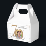 Goud Wit Kalligrafie Custom Photo 70th Birthday Bedankdoosjes<br><div class="desc">Goud Wit Kalligrafie Custom Photo 70th Birthday Favoriete Boxen. En elegant ontworpen speciale verjaardagsuitnodiging,  met een aangepaste foto van een verjaardagspersoon en scriptkalligrafie met  bloeielementen. Eenvoudig genoeg voor verschillende thema’s en kleuren! Hulp nodig? Neem gewoon contact met me op!</div>