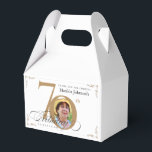Goud Wit Kalligrafie Custom Photo 70th Birthday Bedankdoosjes<br><div class="desc">Goud Wit Kalligrafie Custom Photo 70th Birthday Favoriete Boxen. En elegant ontworpen speciale verjaardagsuitnodiging,  met een aangepaste foto van een verjaardagspersoon en scriptkalligrafie met  bloeielementen. Eenvoudig genoeg voor verschillende thema’s en kleuren! Hulp nodig? Neem gewoon contact met me op!</div>