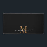 Goud Wit Script Monogram op zwart Bureaumat<br><div class="desc">Een elegante trendy stijl gemonogrammeerde bureaumat met een gouden serif initiaal en een witte script achternaam.</div>