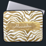 Goud & Wit Zebra Dierenprint met Gouden Glitter Laptop Sleeve<br><div class="desc">Gouden en witte Zebra Animal Print met Gouden Glitter Monogram Naam Hoesje. Dit hoesje kan worden aangepast om uw voornaam op te nemen.</div>