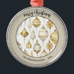 Goud Zilver  Ornamenten Kerst Ornamenten<br><div class="desc">Gouden en zilveren kerstversieringen worden getoond in dit elegante  waterverf patroon. We vinden ze er geweldig uitzien op dit bruine vakantie ornament. U kunt de begroeting "Vrolijk kerstfeest" bewerken,  die in het zwart is. Vergeet ook niet om het voorbeeld te wijzigen van "van" namen en jaar.</div>