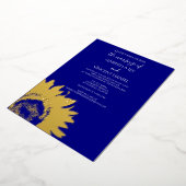 Goud zonnebloem op marinesblauwe bruiloft folie uitnodiging (Gedraaid)