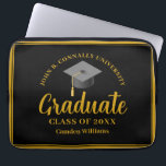 Goud Zwart Afstuderen Gepersonaliseerd 2024 Afstud Laptop Sleeve<br><div class="desc">Deze stijlvolle gouden en zwarte afstuderen laptophoes heeft een elegant cursief schrift onder een afstudeerders pet. Personaliseer deze herdenkingsklasse van 2024 afstuderen cadeau met chique serif typografie voor een senior. Moderne middelbare school of college afstudeergift.</div>