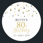 Goud & Zwart Confetti 80ste Verjaardagsfeestje Ronde Sticker<br><div class="desc">Deze eenvoudige gouden & zwarte sticker voegt stijlvolle details toe aan uw speciale dag. Dit ontwerp is voorzien van modern gouden script "80th Birthday",  zeshoek confetti met aangepaste tekst. Overeenkomende verjaardagsuitnodigingen en feestartikelen zijn verkrijgbaar in mijn winkel BaraBomDesign.</div>