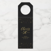 Goud & Zwart Elegant Script Cheers 50e verjaardag Flessenhanger (Voorkant)