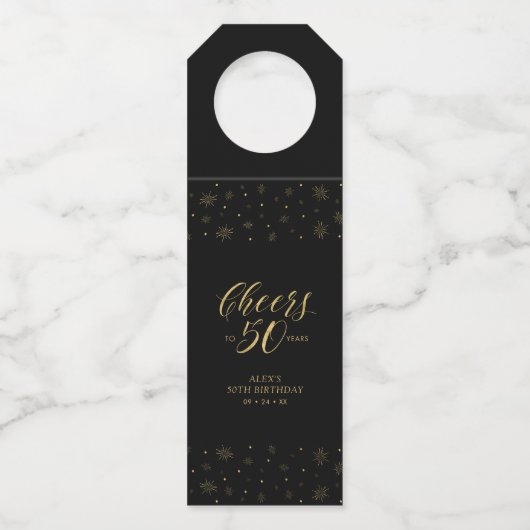 Goud & Zwart Elegant Script Cheers 50e verjaardag Flessenhanger (Voorkant)
