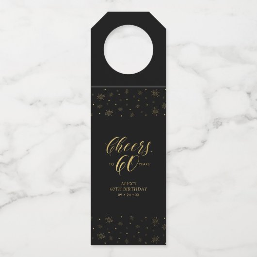 Goud & Zwart Elegant Script Cheers 60e verjaardag Flessenhanger (Voorkant)