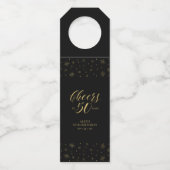 Goud & Zwart Elegant Script Proost 50e Verjaardag Flessenhanger (Voorkant)