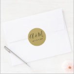 Goud Zwart Monogram Elegant Bruiloft Ronde Sticker<br><div class="desc">Onze "Modern Minimalist Monogram Wedding" beschikt over elegante handgeschreven scriptmonogrammen in combinatie met een schreefloos lettertype in een moderne lay-out op verschillende kleuren achtergronden voor uw moderne bruiloften het hele jaar door. Kijk in onze winkel voor meer overeenkomende objecten uit dit collectie.</div>