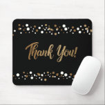 Goud zwart wit confetti Bedankt script Muismat<br><div class="desc">Verhoog uw feest met onze Gold, Black en White Confetti 'Thank You' Giveaway. Dit prachtige weggeefitem is perfect voor het toevoegen van een vleugje elegantie en waardering aan elk evenement. Met een oogverblindende mix van goud, zwart en wit confetti, vangt deze giveaway de essentie van feestelijkheid en luxe. Het hoogtepunt...</div>