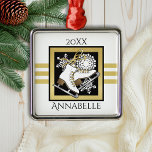 Goud Zwart Wit Kunstschaatsen / Schaatsen Metalen Ornament<br><div class="desc">Het ontwerp is voorzien van een paar ijs-schaatsen boven een sneeuwvlokcrest met faux goudglitter,  zwart en witte achtergrond. Dit elegante wintersportontwerp is een modern en uniek ornament met gepersonaliseerde tekst.</div>
