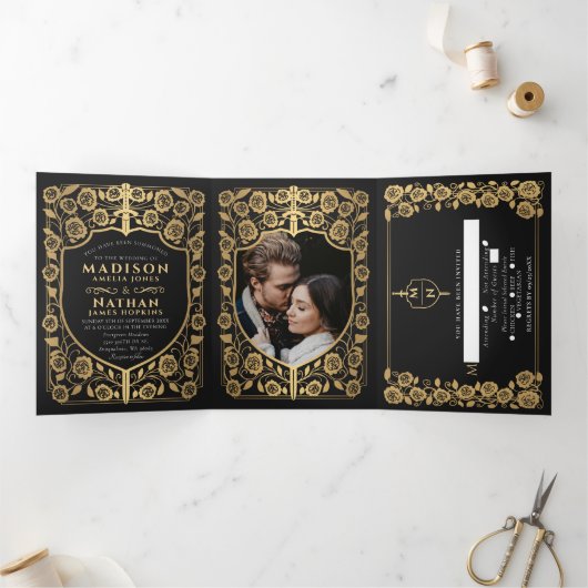 Goud Zwart Zwaard Schild Middeleeuwse Fantasy Wedd Drieluik Uitnodiging (Binnen)