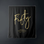 Goud & Zwarte 50e Verjaardagsfeest Achtergrond Tap Wandkleed<br><div class="desc">Dit moderne tapijt is perfect voor een chic zwart en gouden 50e verjaardagsfeest. Je gasten zullen genieten van het maken van een foto met deze verfijnde feestelijke achtergrond en zullen je speciale dag niet vergeten. Het ontwerp bevat een gouden kwastschrift "Vijftig" met aangepaste tekst. Je kunt de naam, het evenement...</div>