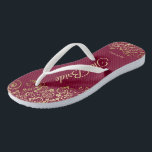 Goudaas op Bourgogne Maroon De bruidsbruiloft Teenslippers<br><div class="desc">Dans de nacht weg met deze mooie trouwteenslippers. Ze zijn ontworpen voor de bruid en hebben een eenvoudig, maar elegant ontwerp met gouden, gekleurde scriptletters op een bruine, maroon- of wijnrode achtergrond en fancy golden lace curls en swirls. Mooie manier om fancy en geschikt te blijven terwijl je voeten na...</div>