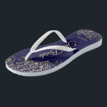 Goudaas op marineblauw De bruidsbruid Teenslippers<br><div class="desc">Dans de nacht weg met deze mooie trouwteenslippers. Ontworpen voor de bruid, kenmerken zij een eenvoudig maar elegant ontwerp met gouden gekleurd manuscript dat op een blauw gekleurde achtergrond van de marine en fancy gouden lace krullen en swirls tekent. Mooie manier om fancy en geschikt te blijven terwijl je voeten...</div>
