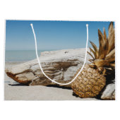 Goudananas op het strand groot cadeauzakje (Achterkant)