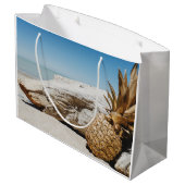 Goudananas op het strand groot cadeauzakje (Achterkant Gekanteld)