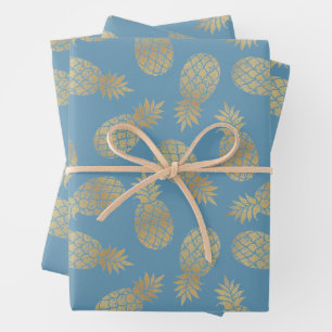 Goudananassen op blauw inpakpapier vel