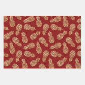 Goudananassen op diep rood inpakpapier vel (Voorkant)