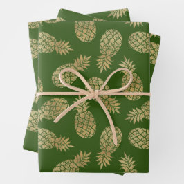 Goudananassen op groen inpakpapier vel