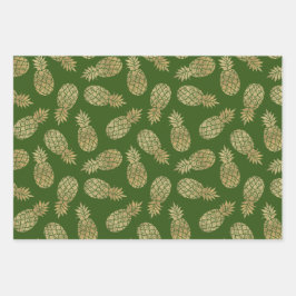 Goudananassen op groen inpakpapier vel