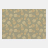 Goudananassen op olijvengroen inpakpapier vel (Voorkant)