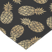 Goudananassen op zwart korte tafelloper (Hoek)