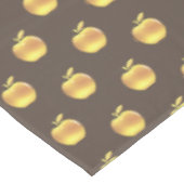 Goudappels op bruin tafelkleed (Gekanteld)