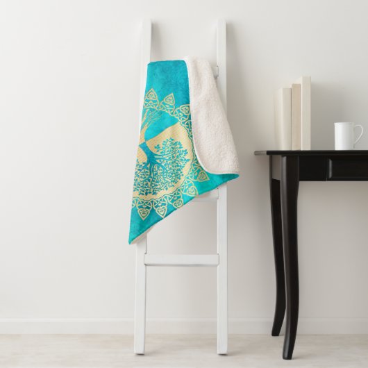 goudboom op Turquoise Sherpa Deken (In situ)