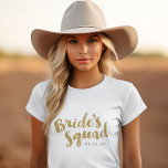 Goudbriden op het plein, speciaal gepersonaliseerd t-shirt<br><div class="desc">Aangepaste bridale t - shirts en tanks met afbeelding "Bride's Squad" in een stijlvol penseelscript. Pas het aan met uw trouwdatum,  trouwhashtag,  namen of andere aangepaste tekst. Perfect geschenk voor bruid,  bruidsmeisjes en bruiloft om te draag terwijl je je op je trouwdag voorbereidt!</div>