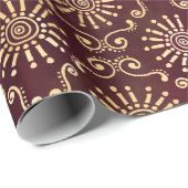 Goudcirkels en wervelingen op donkerrood cadeaupapier (Rol Hoek)