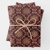 Goudcirkels en wervelingen op donkerrood inpakpapier vel (In situ)