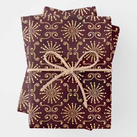 Goudcirkels en wervelingen op donkerrood inpakpapier vel (In situ)