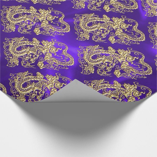 Gouddraak in reliëf op Paarse satijnafdruk Cadeaupapier (Hoek)