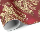 Gouddraak in reliëf op rode plaat cadeaupapier (Rol Hoek)
