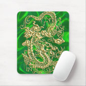 Gouddraak in reliëfdruk op getextureerde groene la muismat (Met muis)